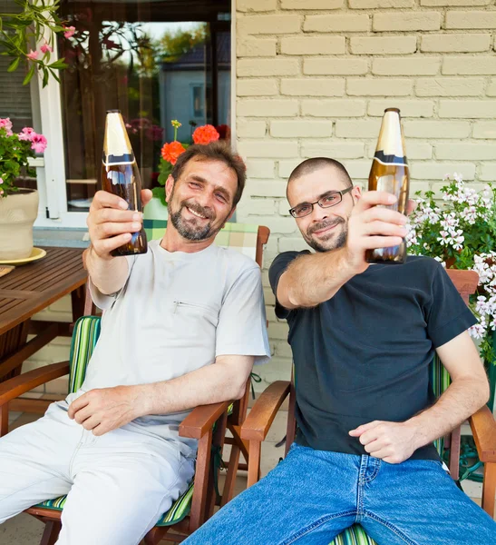 Father and son drinking beer — Stock Photo, Image