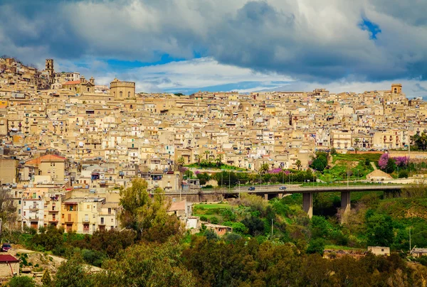 Rezidenční architektura v caltagirone — Stock fotografie