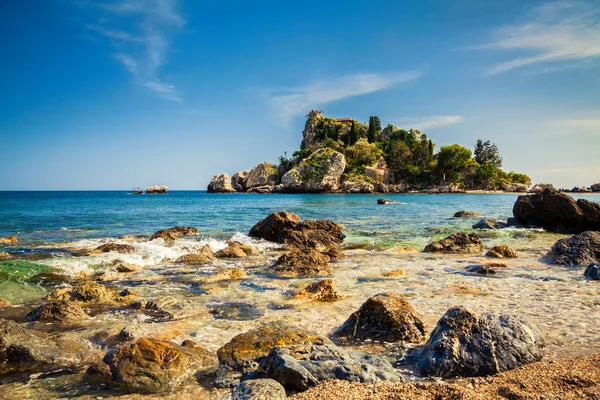 Stenar i vattnet framför den isola bella — Stockfoto