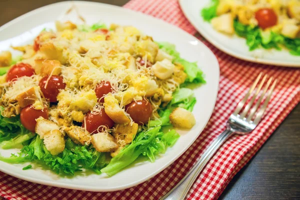 Salada caseira Caesar com frango — Fotografia de Stock