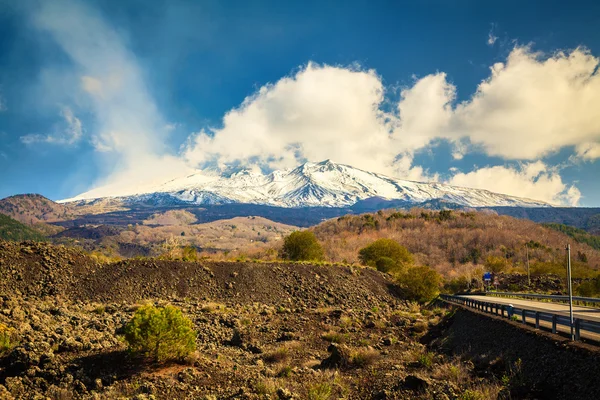 Snötäckta vulkanen etna rökning — Stockfoto