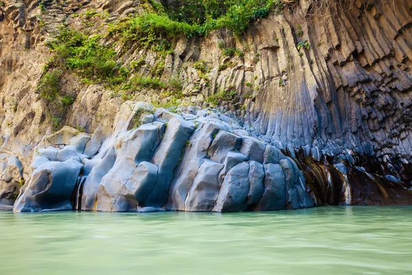 Fließender Fluss bei gole di alcantara — Stockfoto