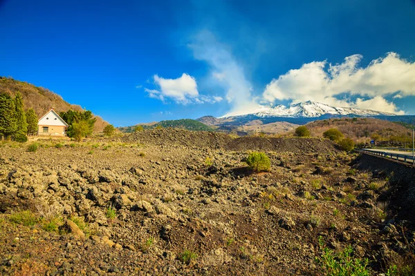 Petite maison près du volcan Etna — Photo