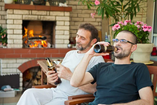 父と息子のビールを飲む — ストック写真