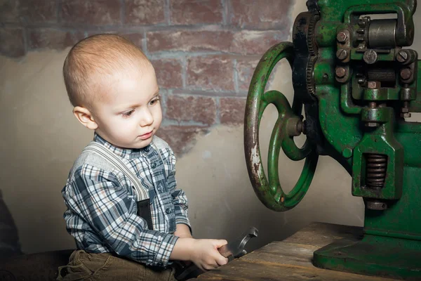 Pequeño niño jugando con una llave —  Fotos de Stock