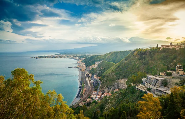 Etna Taormina şehirden görünüm — Stok fotoğraf