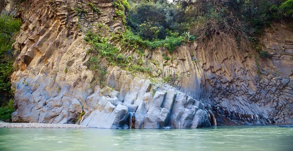 Stromende rivier bij Alcantara kloof — Stockfoto