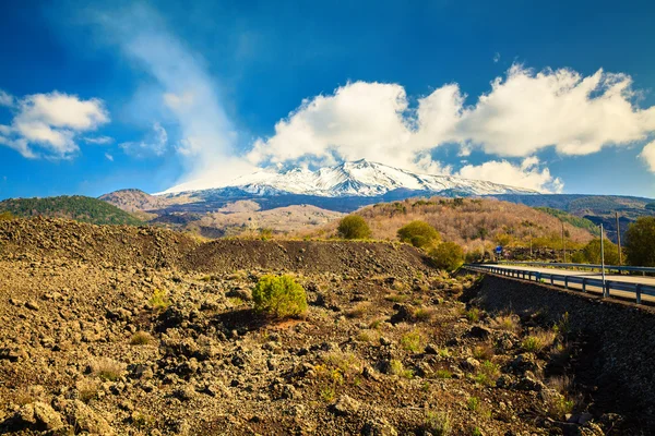 在春天的埃特纳火山吸烟 — 图库照片