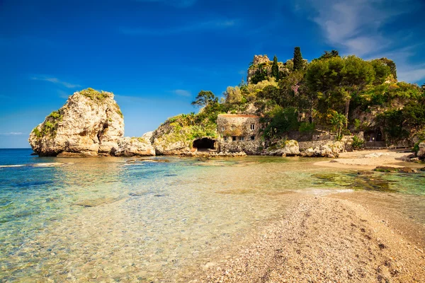 Stranden framför ön Isola Bella — Stockfoto