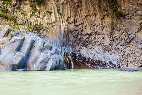 Fließender Fluss und bizarre Felsen — Stockfoto