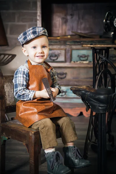 Retro skott av en pojke med hammare — Stockfoto