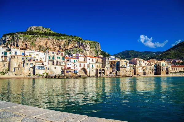 Vista para o porto de Cefalu, Sicília — Fotografia de Stock