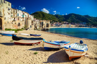 Cefalu eski Beach'te balıkçı tekneleri ile