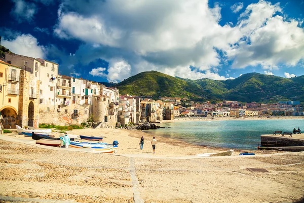 boş eski plaj Cefalu, Sicilya