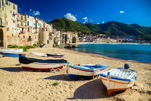 Praia velha em Cefalu com barcos de pesca — Fotografia de Stock