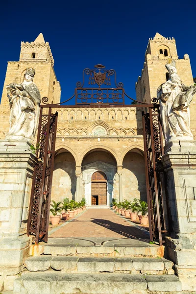 Main entrance to the Cathedral of Cefalu — Stock Photo, Image