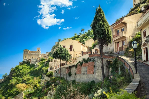 Camino que conduce a la Iglesia de San Nicolo en Savoca —  Fotos de Stock