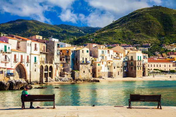 Benches in the port of Cefalu — Stock Photo, Image