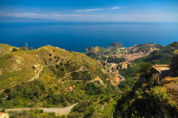 Vista aérea de Taormina e seus subúrbios — Fotografia de Stock