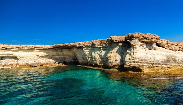 Cuevas marinas cerca del cabo Greco — Foto de Stock