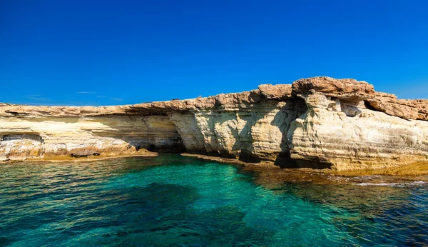 Jeskyně poblíž Cape Greco — Stock fotografie