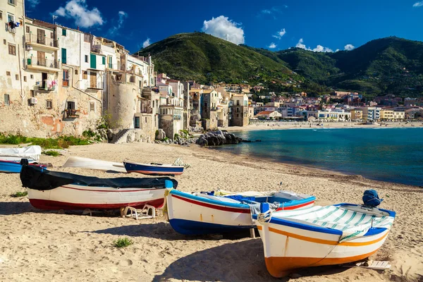 Wooden fishing boats on the old beach of Cefalu — Stock Photo, Image