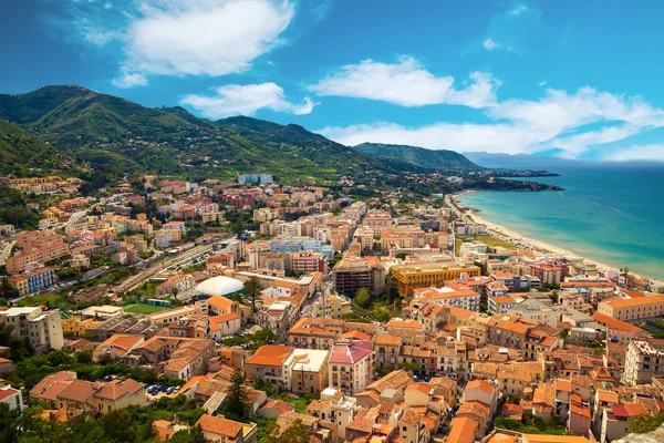 Cefalu quartier résidentiel près de la mer — Photo