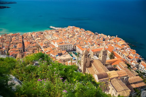 A légi felvétel a Cefalu dóm — Stock Fotó