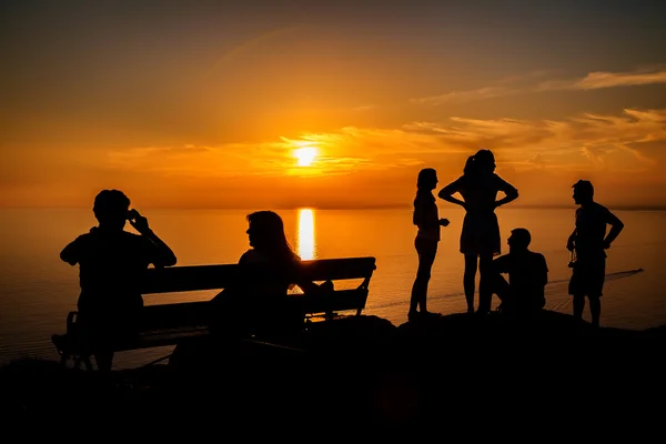 Pessoas esperando por um pôr do sol — Fotografia de Stock