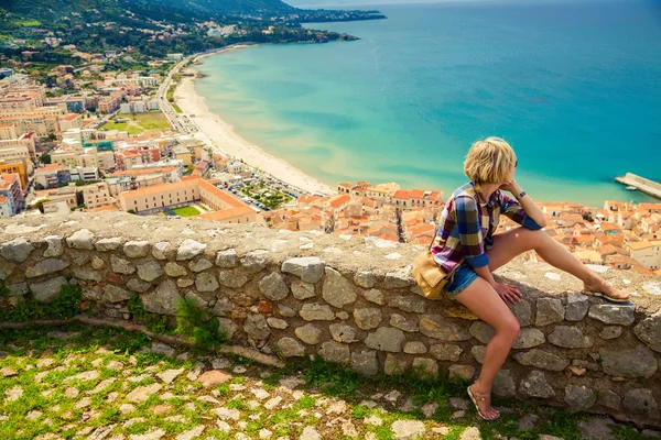 Jovem mulher olhando para o Cefalu, Sicília — Fotografia de Stock