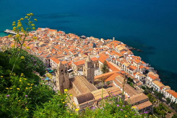 Cefalu old town with Duomo cathedral — Stock Photo, Image