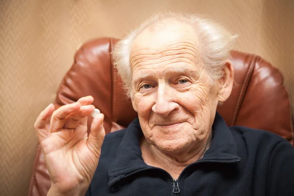 Velho sorrindo homem segurando um tablet — Fotografia de Stock