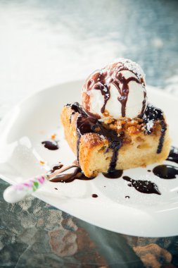 vanilyalı dondurma ile sıcak elmalı turta