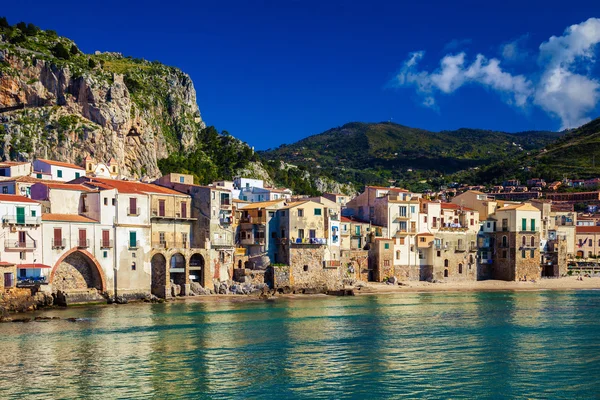 Cozy old houses in the port of Cefalu — Stock Photo, Image