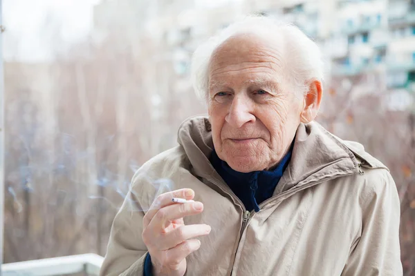 Öreg ember a cigarettát — Stock Fotó