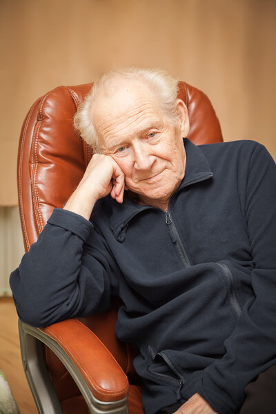 старик с головой, прислоненной к руке
