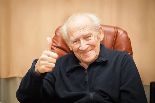 Old man showing thumbs up — Stock Photo, Image