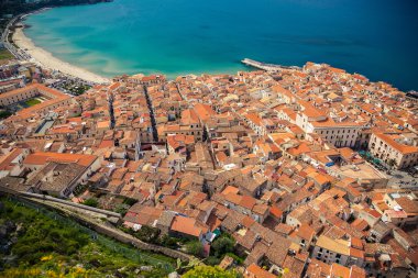 Cefalu sahil ve onun turuncu çatı