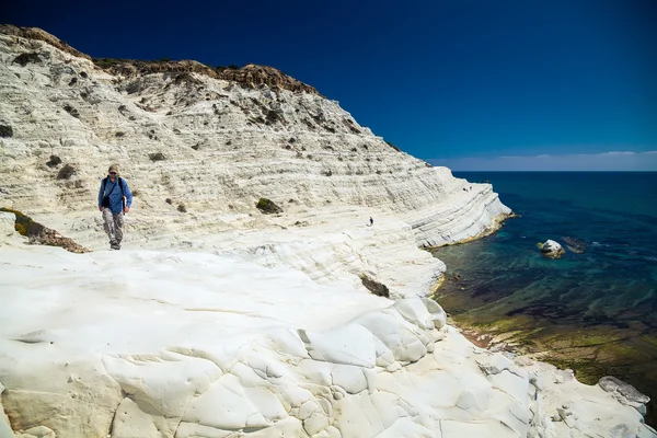 Man lopen op de Scala dei Turchi — Stockfoto