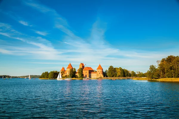 Castelo de Trakai construído no cantre do lago — Fotografia de Stock