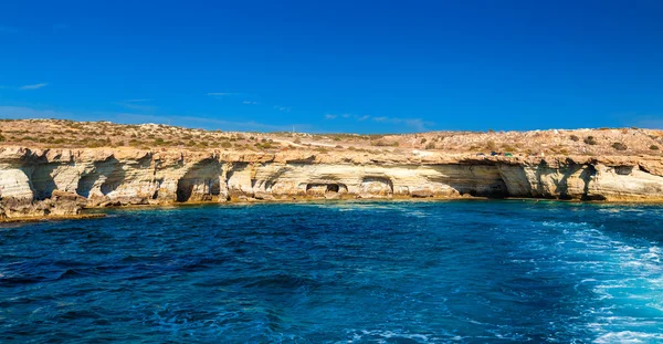 Doğa tarafından yapılan deniz mağaraları — Stok fotoğraf