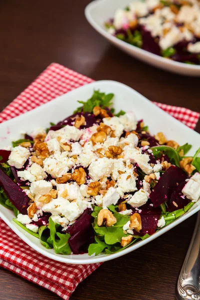 Salada de beterraba com rúcula, queijo feta e noz — Fotografia de Stock