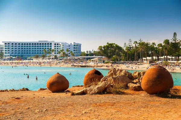 Vecchi vasi alla spiaggia di Nissi, Cipro — Foto Stock