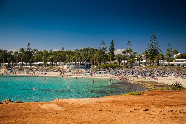 Personas que se relajan en la playa Nissi en Chipre —  Fotos de Stock