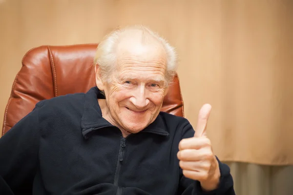 Viejo sonriente mostrando los pulgares hacia arriba — Foto de Stock