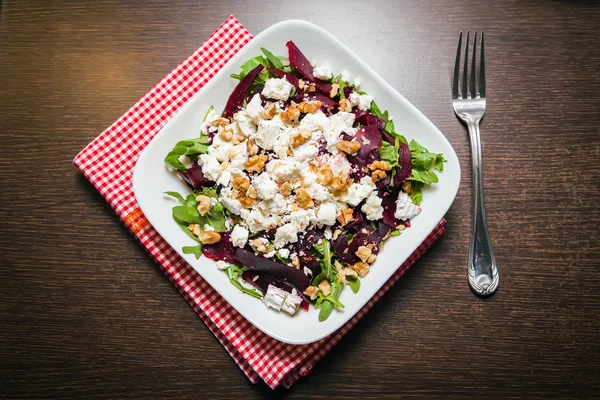 Rübensalat mit Rucola, Feta und Walnuss — Stockfoto