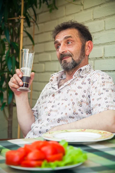 Старший мужчина со стаканом пива — стоковое фото