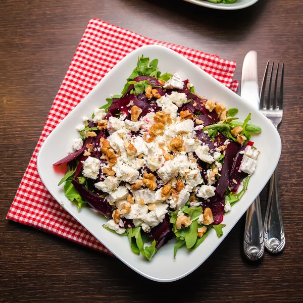 Салат из свеклы с рукколой, сыром фета и орехом — стоковое фото