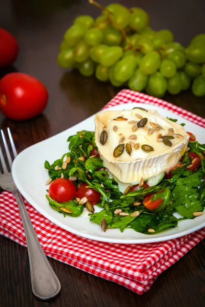 Salad with baked goat's cheese — Stock Photo, Image