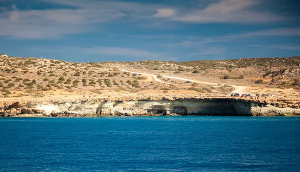 Deniz mağaraları ile manzara — Stok fotoğraf